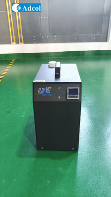 Enfriador de líquido termoeléctrico compacto con disipadores de calor de alta densidad y ventiladores de renombre para la disipación de calor en entornos de laboratorio